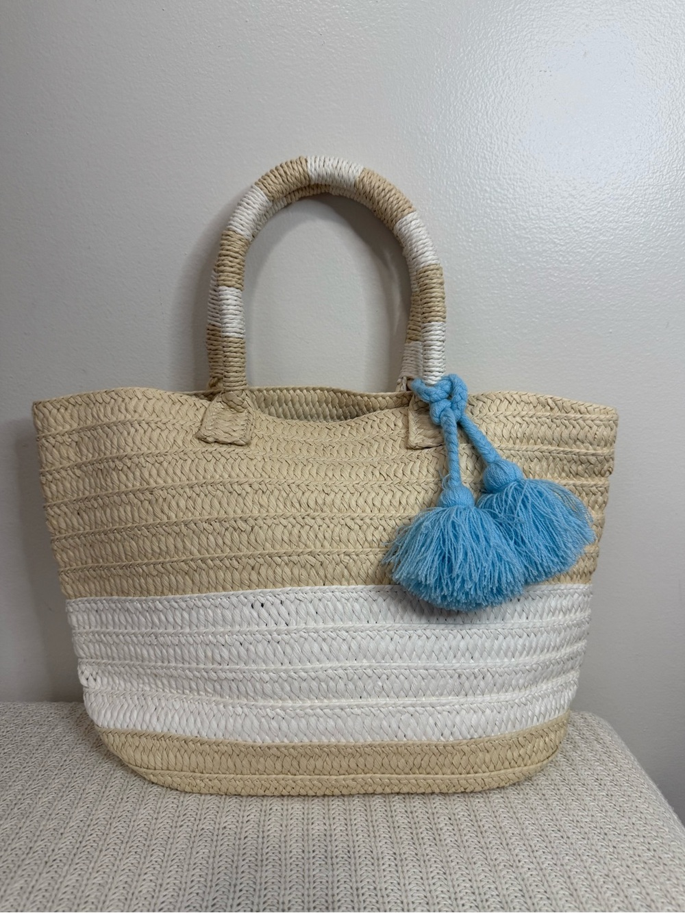 Altru Women’s Straw Tote Bag with Blue Tassels - Natural & White